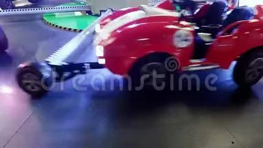 在游乐园里用玩具车旋转儿童旋转木马的4k镜头